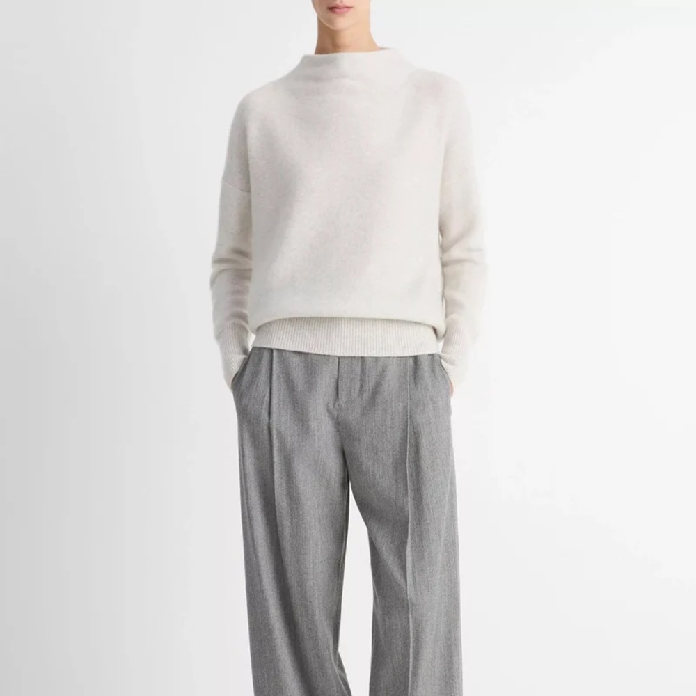 Vince light gray funnel neck plush cashmere sweater - Medium